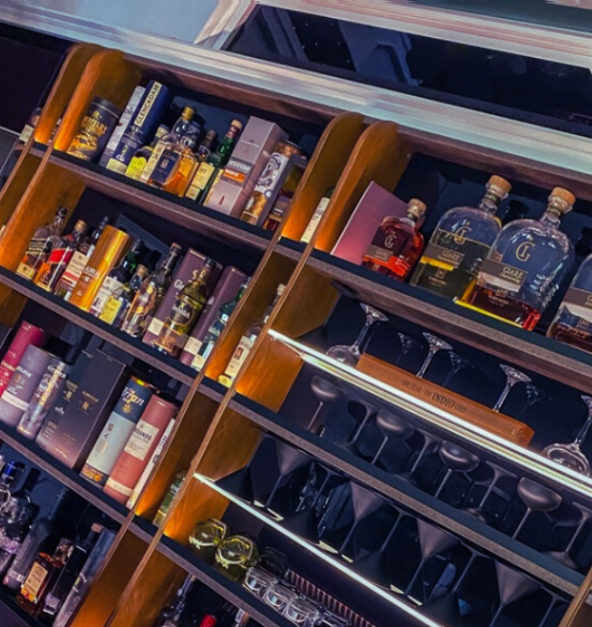 Ansammlung an Whisky-Flaschen