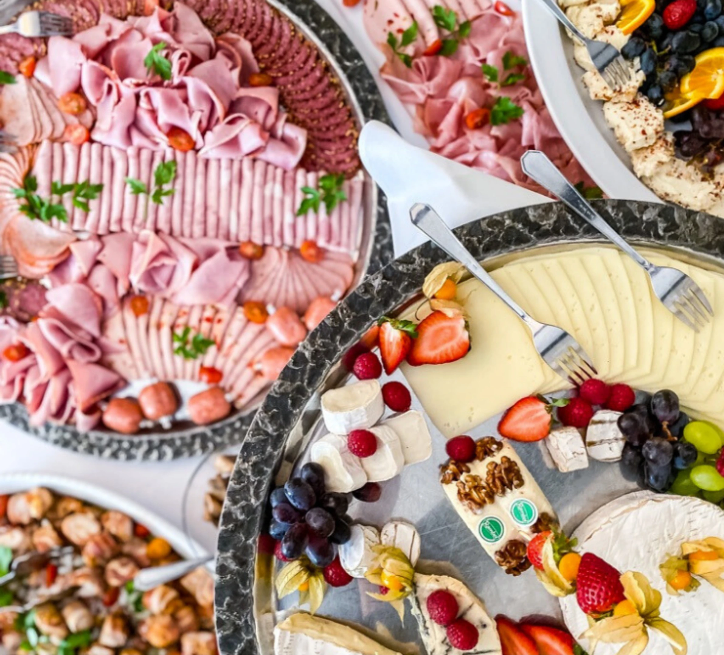 Käse und Wurst Platte vom Sonntagsbrunch